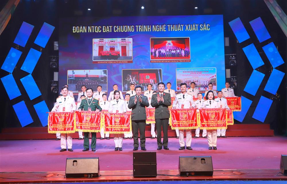 Thiếu tướng, NSND Nguyễn Công Bảy, Phó Cục trưởng Cục Công tác chính trị và Đại tá Phạm Viết Dũng, Phó Giám đốc Công an TP Hải Phòng trao cờ cho các đoàn nghệ thuật quần chúng đoạt giải Xuất sắc .