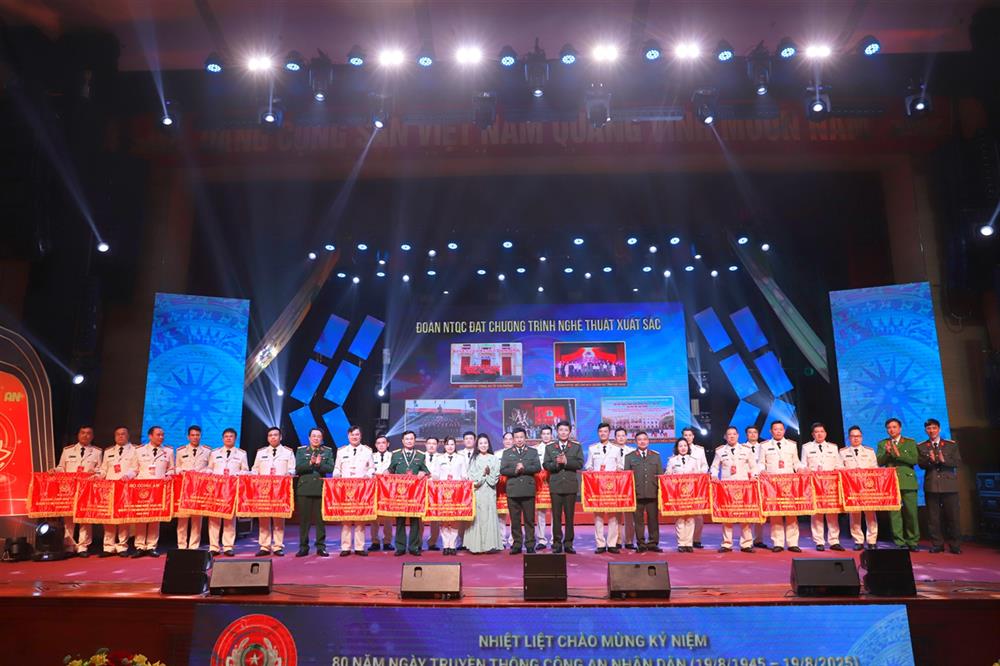 Các đại biểu cùng đại diện các đoàn nghệ thuật tham gia hội diễn.