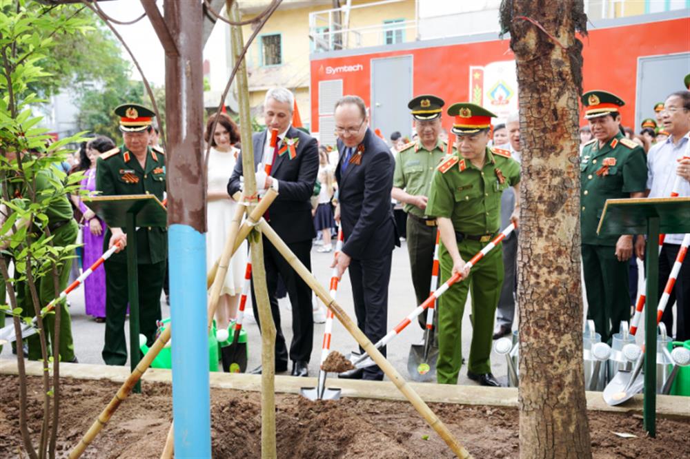 Đại biểu trồng cây lưu niệm tri ân các liệt sĩ đã hy sinh vì tổ quốc trong khuôn viên Trường Đại học PCCC.