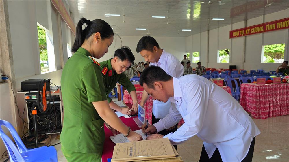 Sáng ngày 1-5, Trại giam Kênh 7 (thuộc Cục Cảnh sát quản lý trại giam, cơ sở giáo dục bắt buộc, trường giáo dưỡng, Bộ Công an), đóng quân trên tỉnh Kiên Giang, long trọng tổ chức Lễ công bố Quyết định đặc xá của Chủ tịch nước cho 58 phạm nhân đang chấp hành án phạt tù tại đơn vị.