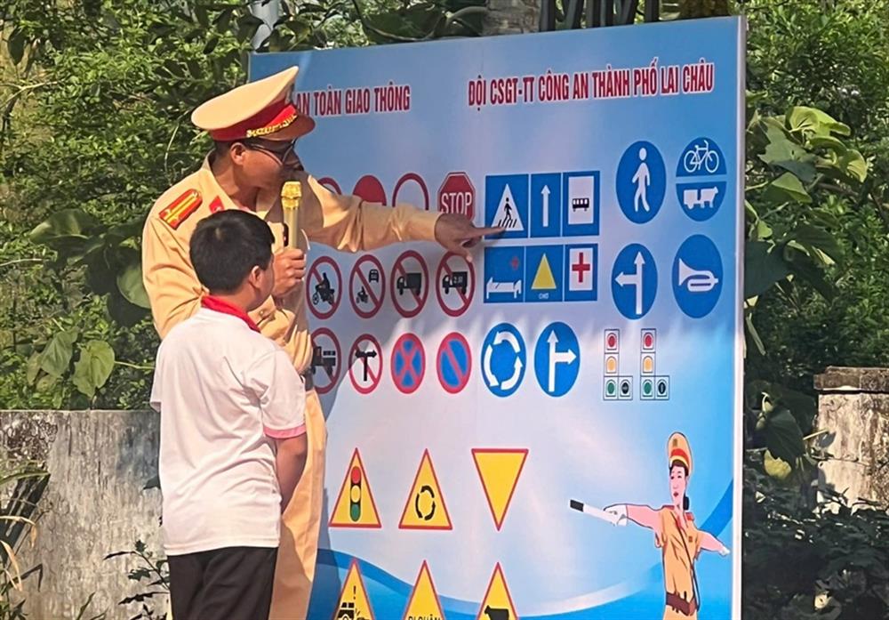 Cán bộ Đội CSGT đường bộ số 1, Phòng CSGT Công an tỉnh hướng dẫn các em nhận biết một số biển báo hiệu giao thông.
