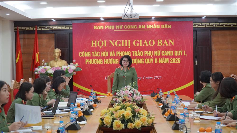 Thiếu tướng Ngô Hoài Thu, Phó Cục trưởng Cục Công tác chính trị, Trưởng Ban Phụ nữ CAND chủ trì Hội nghị