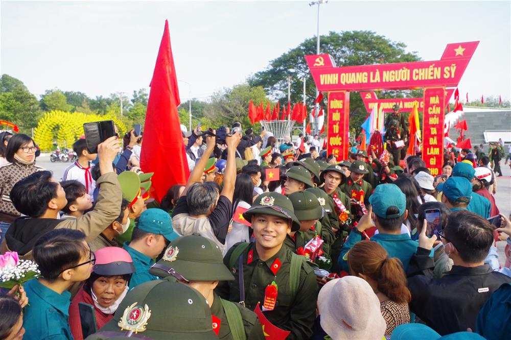 Ninh Thuận: Trong số 1.228 thanh niên ưu tú trên địa bàn tỉnh Ninh Thuận lên đường thực hiện nghĩa vụ, có 228 công dân thực hiện nghĩa vụ tham gia Công an nhân nhân. Theo chỉ tiêu của Bộ Công an giao, Công an tỉnh tiếp nhận 100 công dân và 128 công dân còn lại được bàn giao cho các đơn vị thuộc Bộ Công an.
