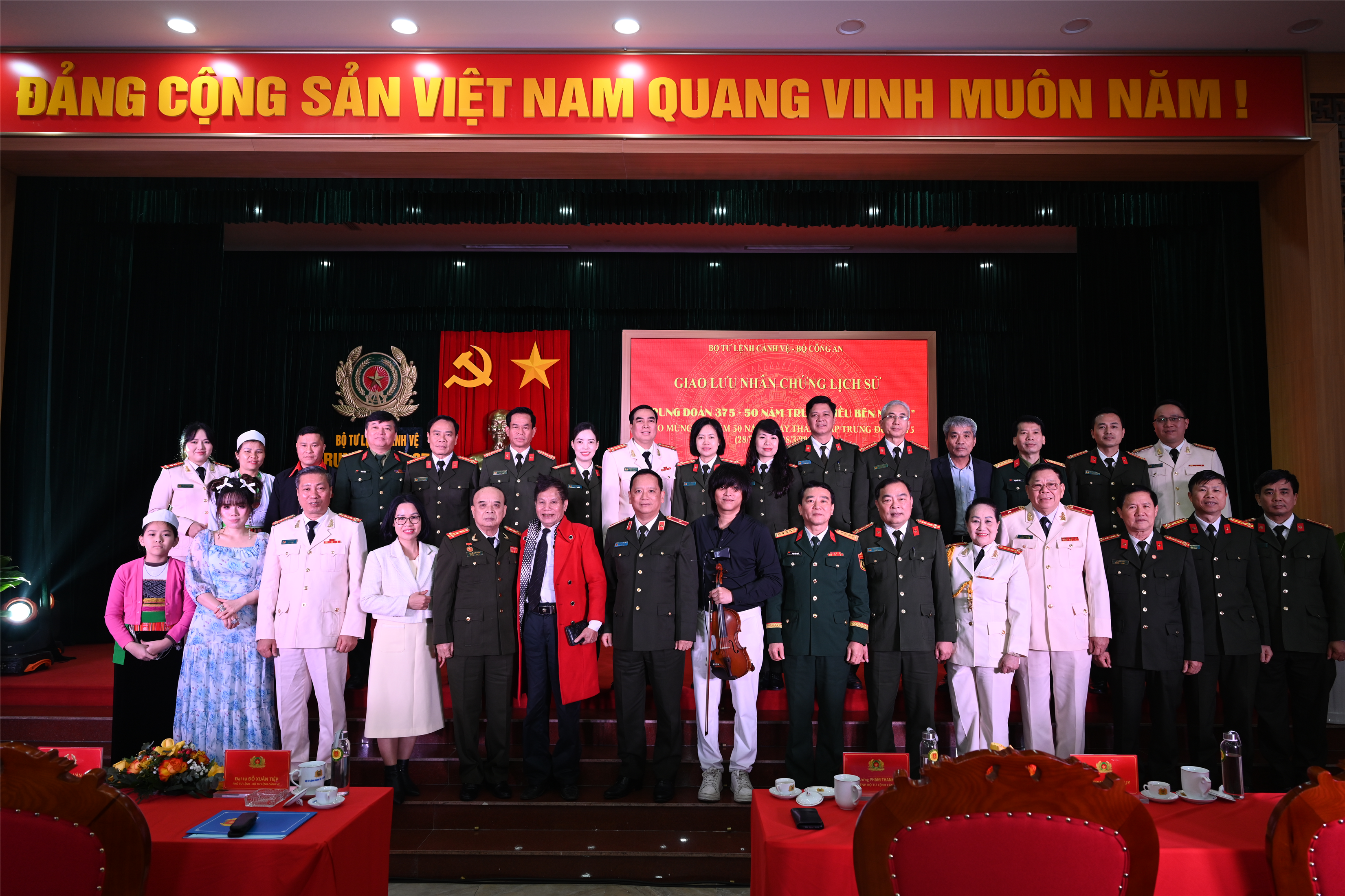 Thiếu tướng Phạm Thanh Hùng - Tư lệnh Bộ Tư lệnh Cảnh vệ chụp ảnh lưu niệm cùng các nhân vật và đại biểu sự giao lưu.