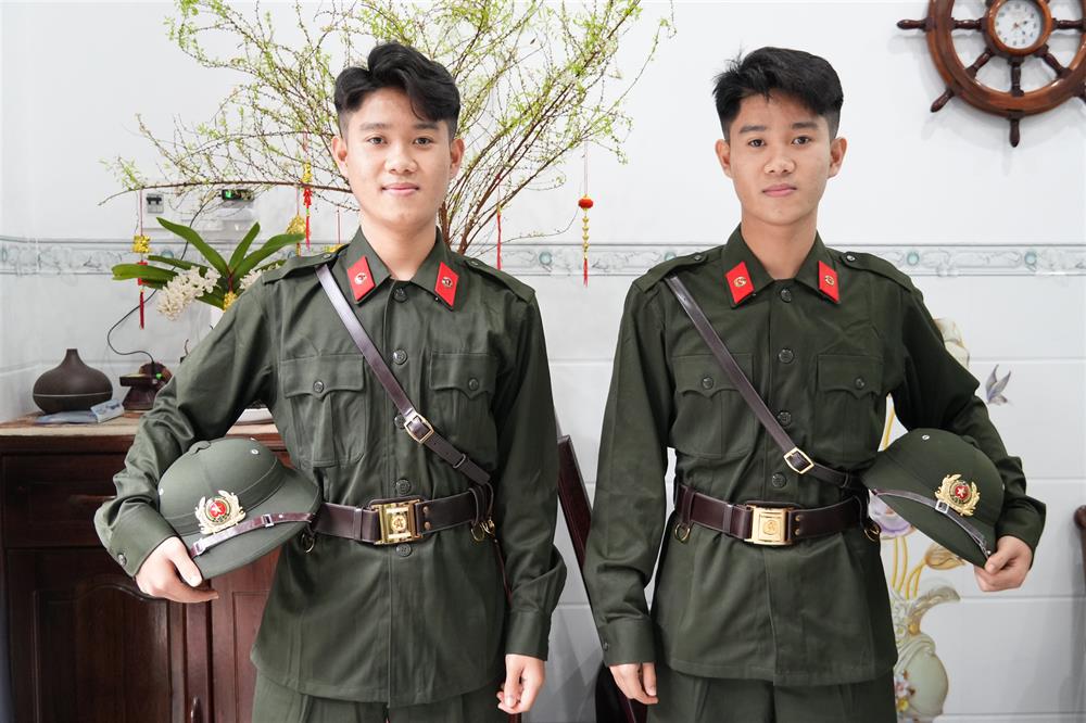 Phú Yên: Năm 2025, tại Phú Yên, có 330 công dân được tuyển chọn thực hiện nghĩa vụ tham gia CAND. Được biết, số lượng công dân có trình độ đại học, cao đẳng thực hiện nghĩa vụ Công an nhân dân (CAND) năm nay tăng so với năm 2024, trong đó, công dân có trình độ đại học đạt tỷ lệ 14,5% tổng chỉ tiêu, tăng 2,9% so với năm 2024. Ảnh: 2 anh em sinh đôi Phan Thành Tin, Phan Thành Tín (sinh năm 2006, ở TP Tuy Hòa) trước ngày lên đường nhập ngũ.