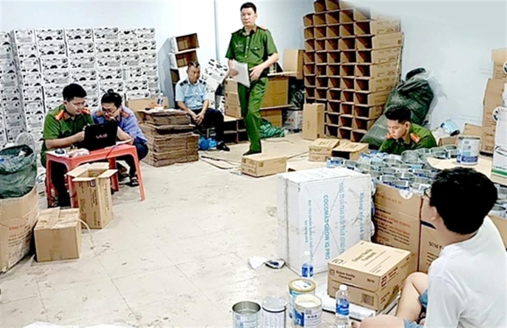 Công an và lực lượng chức năng "đột kích" cơ sở sản xuất sữa giả.