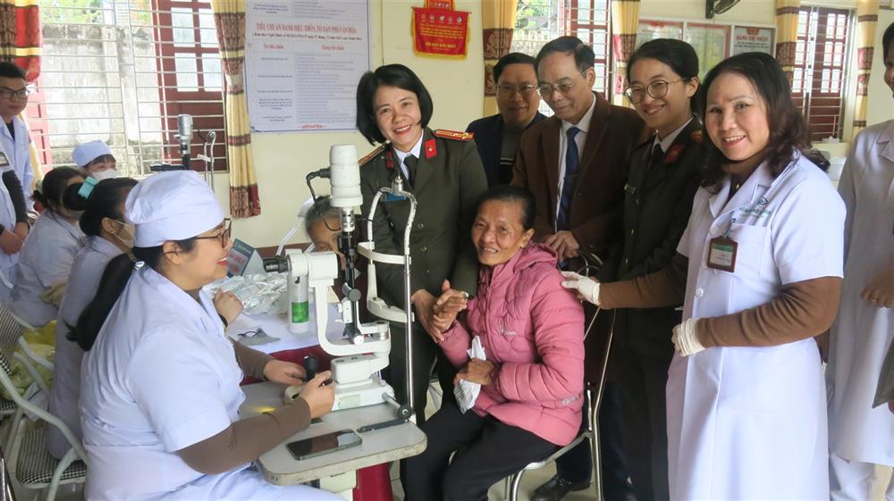 1. Hội phụ nữ Công an tỉnh và Bệnh viện Mắt Lam Kinh phối hợp tổ chức khám mắt cho Nhân dân. 