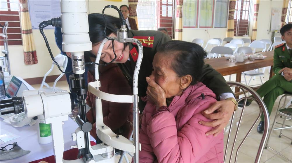 Nhiều người dân xúc động khi được tư vấn, chăm sóc sức khỏe.