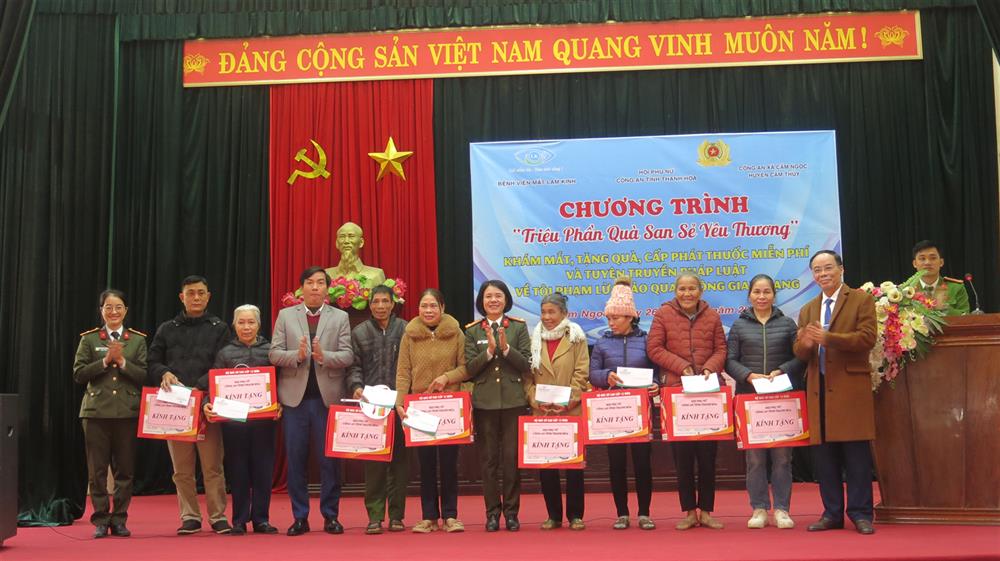 Trao quà tặng cho người dân.