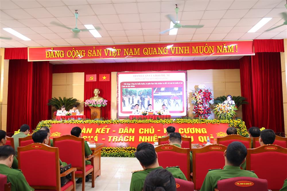 Đại biểu tham luận tại đại hội.