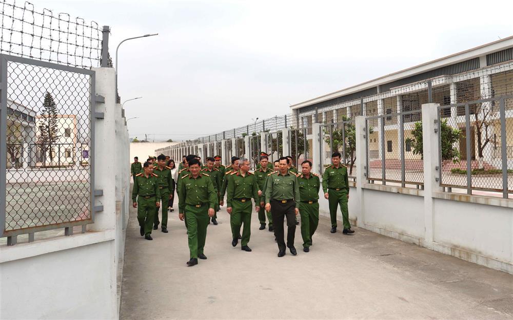 Thứ trưởng Lê Văn Tuyến kiểm tra cơ sở vật chất tại Trại giam Quảng Ninh.