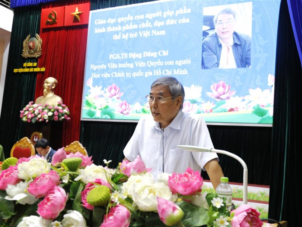 PGS.TS Đặng Dũng Chí, nguyên Viện trưởng Viện Quyền con người phát biểu tại hội thảo.