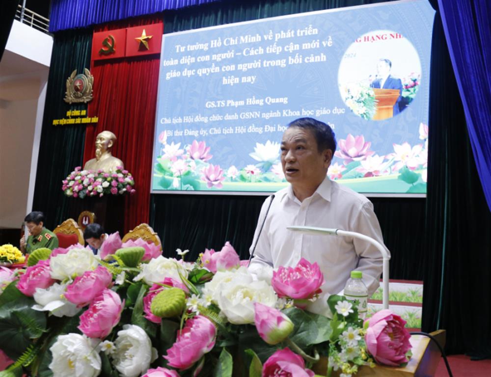 GS.TS Phạm Hồng Quang, Chủ tịch Hội đồng trường Trường Đại học Thái Nguyên phát biểu tại hội thảo.