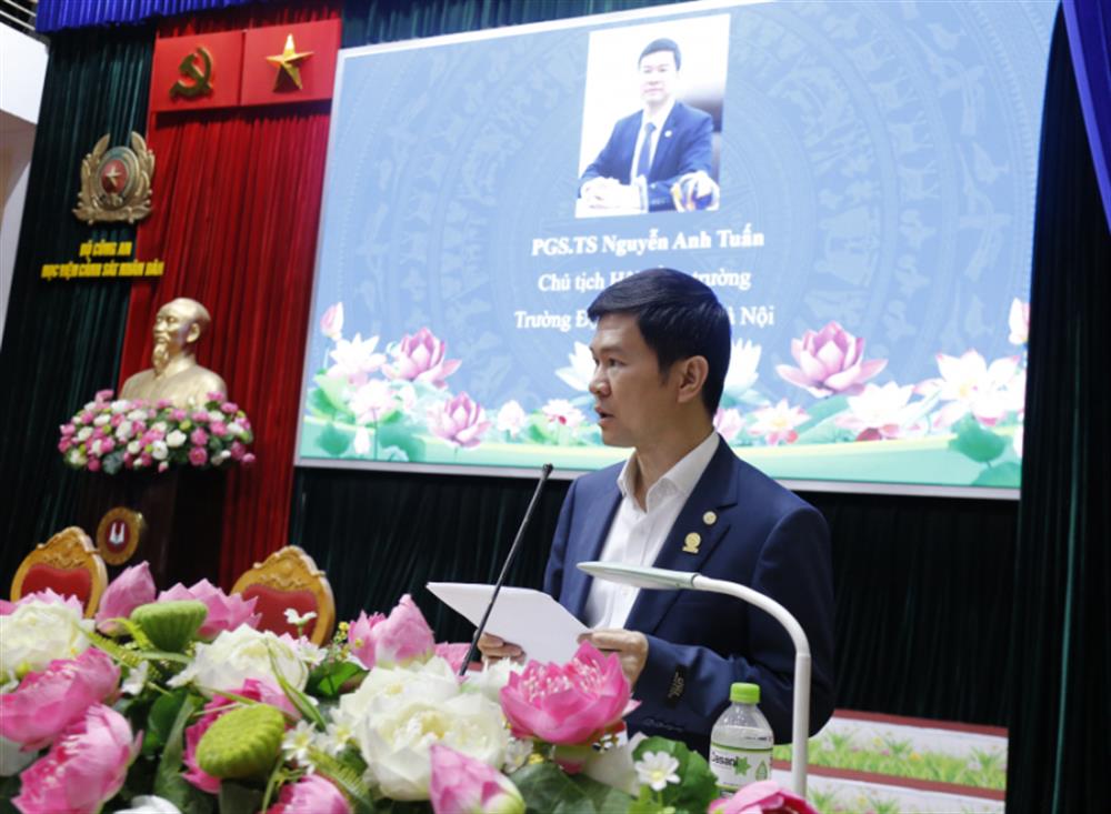 PGS.TS Nguyễn Anh Tuấn, Chủ tịch Hội đồng trường Trường Đại học Thủ đô Hà Nội phát biểu tại hội thảo.