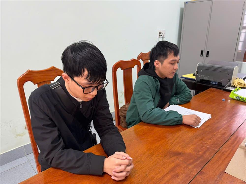 Đối tượng Đinh Văn Quân tại cơ quan điều tra (áo khoác xanh).