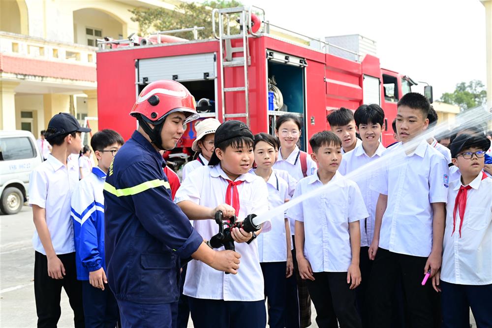 Đông đảo người tham gia tuyên truyền, trải nghiệm, thực hành chữa cháy, CNCH.