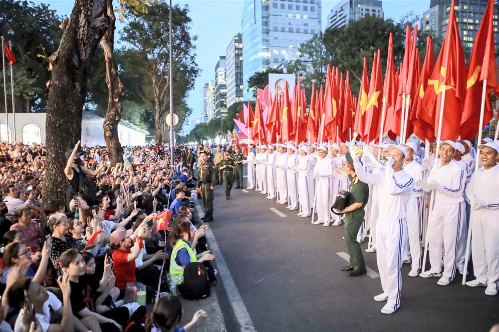 Hàng nghìn người dân tập trung dọc hai bên đường Lê Duẩn (quận 1, TPHCM) để theo dõi buổi tổng hợp luyện diễu binh, diễu hành chào mừng Lễ kỷ niệm 50 năm Ngày giải phóng miền Nam, thống nhất đất nước.