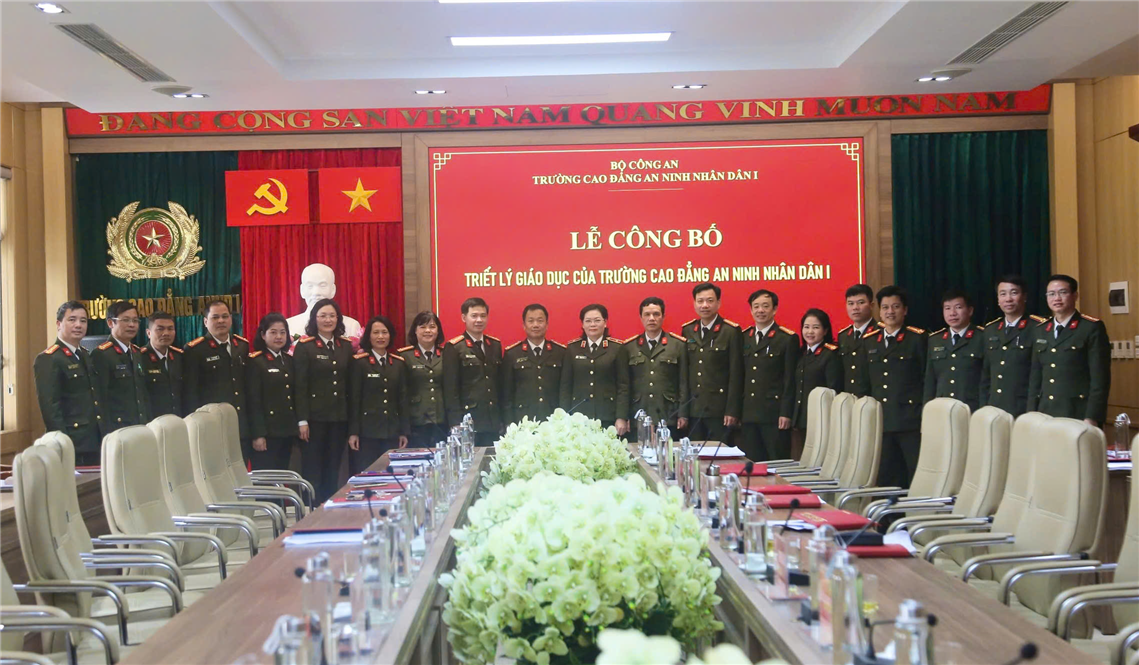 triết lý giáo dục của Trường Cao đẳng An ninh nhân dân I là: “Chính trị vững vàng – Pháp luật tinh thông – Nghiệp vụ sắc bén – Dũng cảm, kiên trì – Hội nhập, phát triển”.