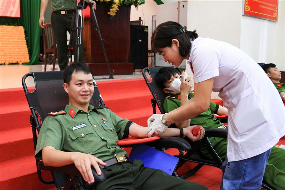 Cán bộ, chiến sĩ tham gia hiến máu tình nguyện.
