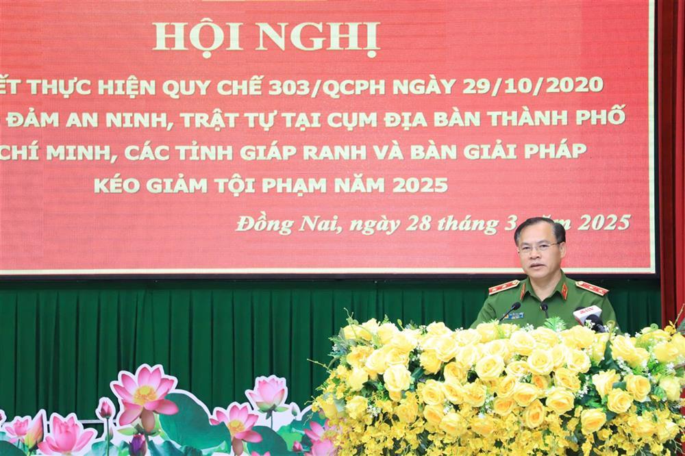 Thứ trưởng Nguyễn Văn Long chủ trì hội nghị.