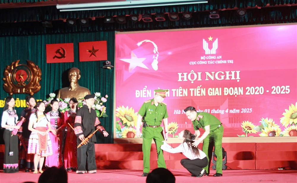 Các diễn viên Nhà hát Kịch CAND biểu diễn vở kịch ngắn về hình tượng người chiến sĩ CAND.