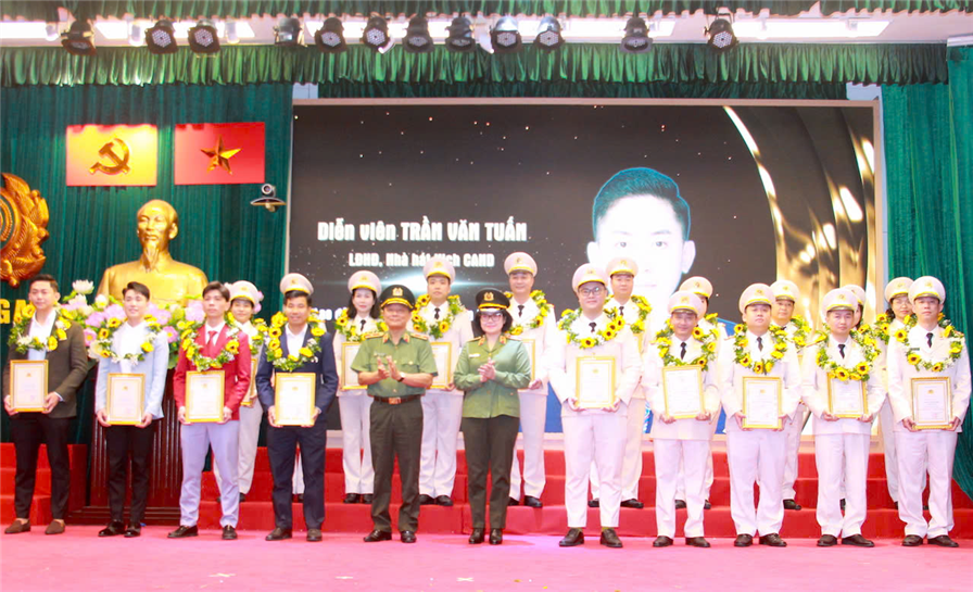 Thiếu tướng Đặng Ngọc Bách cùng Thiếu tướng Ngô Hoài Thu trao Chứng nhận và tràng hoa tặng 20 điển hình tiên tiến xuất sắc của Cục Công tác chính trị giai đoạn 2020 - 2025.