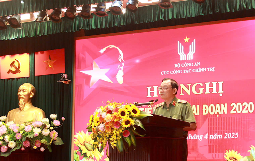Thiếu tướng Đặng Ngọc Bách phát biểu tại hội nghị.