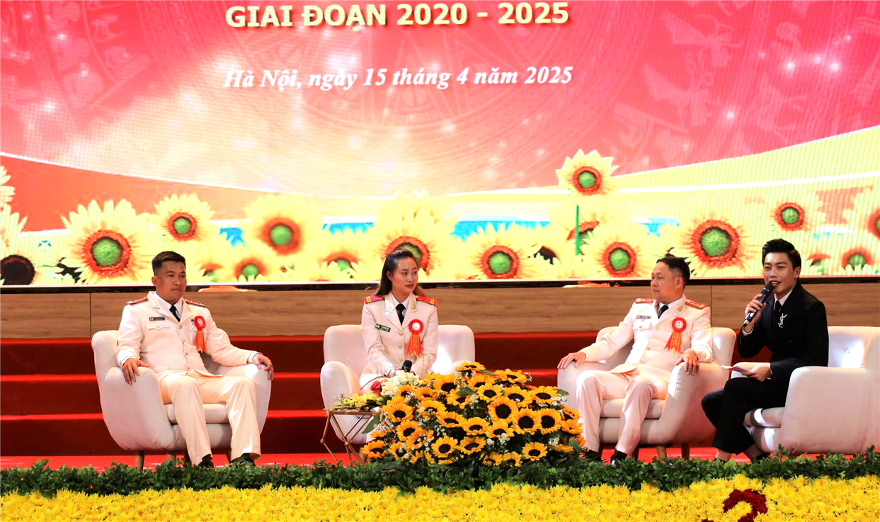 Các gương điển hình tiên tiến giao lưu tại chương trình.