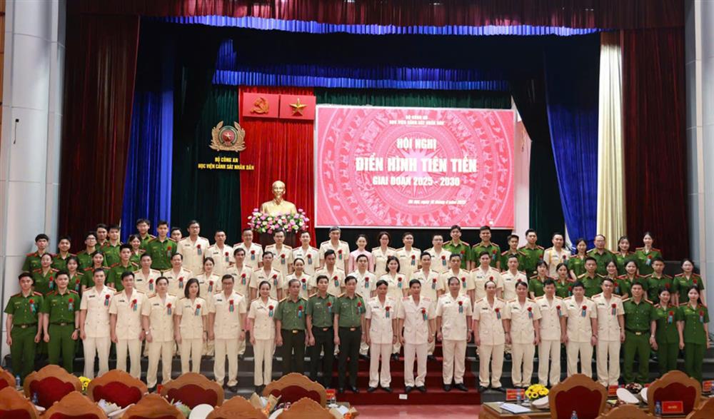 Đại biểu với các điển hình tiên tiến Phong trào thi đua "Vì an ninh Tổ quốc" giai đoạn 2020-2025.