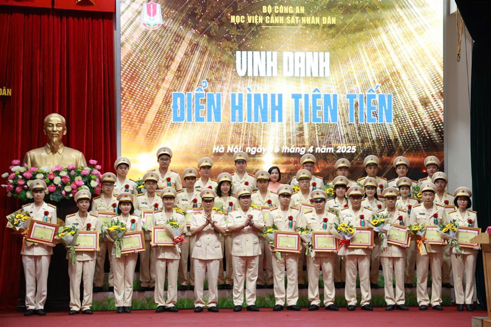Trung tướng, GS.TS Trần Minh Hưởng, Giám đốc Học viện CSND khen thưởng các cá nhân điển hình tiên tiến.