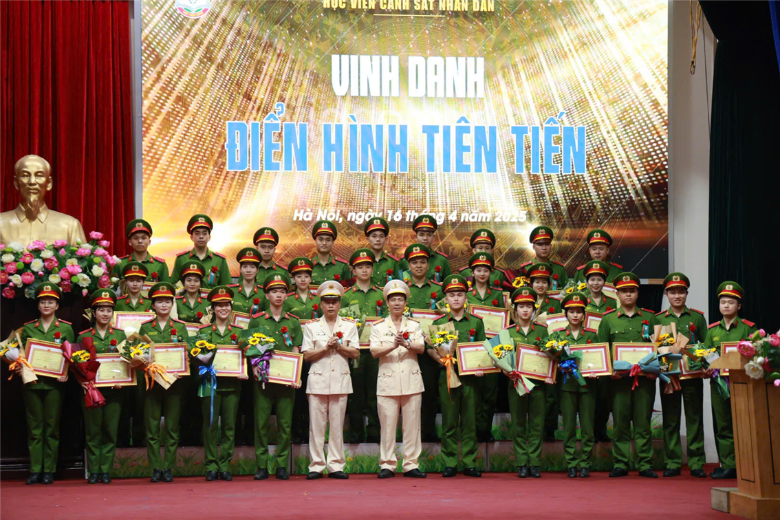Lãnh đạo Học viện CSND khen thưởng các cá nhân điển hình tiên tiến khối học viên.