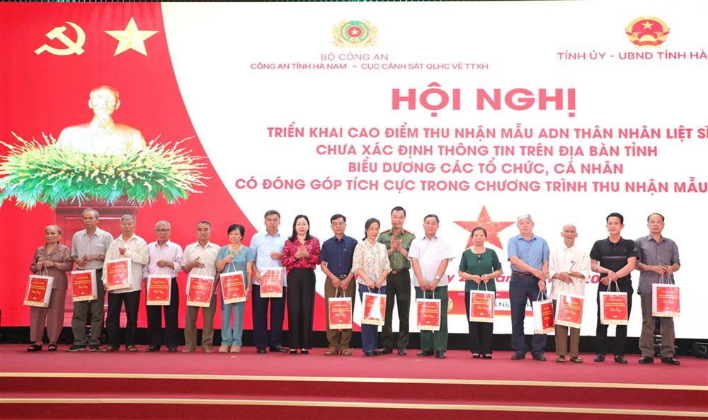 Bí thư Tỉnh ủy Trương Quốc Huy và Phó Bí thư Thường trực Tỉnh ủy Đinh Thị Lụa trao quà tặng đại diện thân nhân các liệt sĩ.