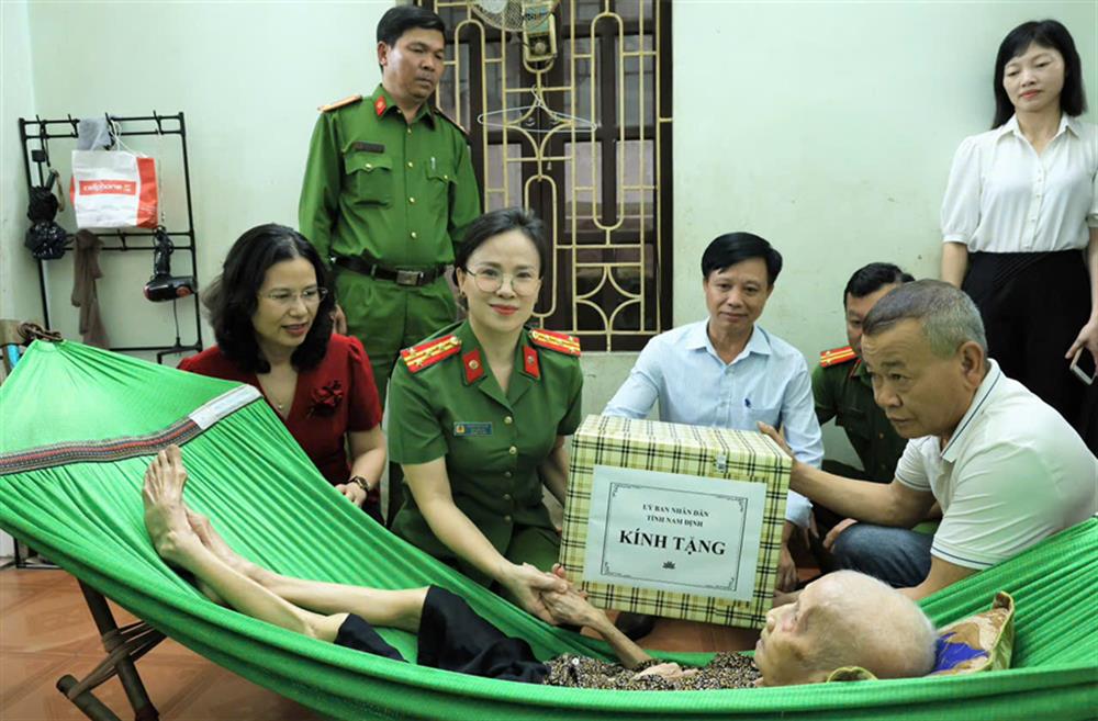 Công an tỉnh Nam Định phối hợp với Sở Nội vụ tỉnh, UBND các huyện, thành phố tổ chức thu nhận mẫu ADN của các thân nhân liệt sĩ chưa xác định được thông tin phần mộ.