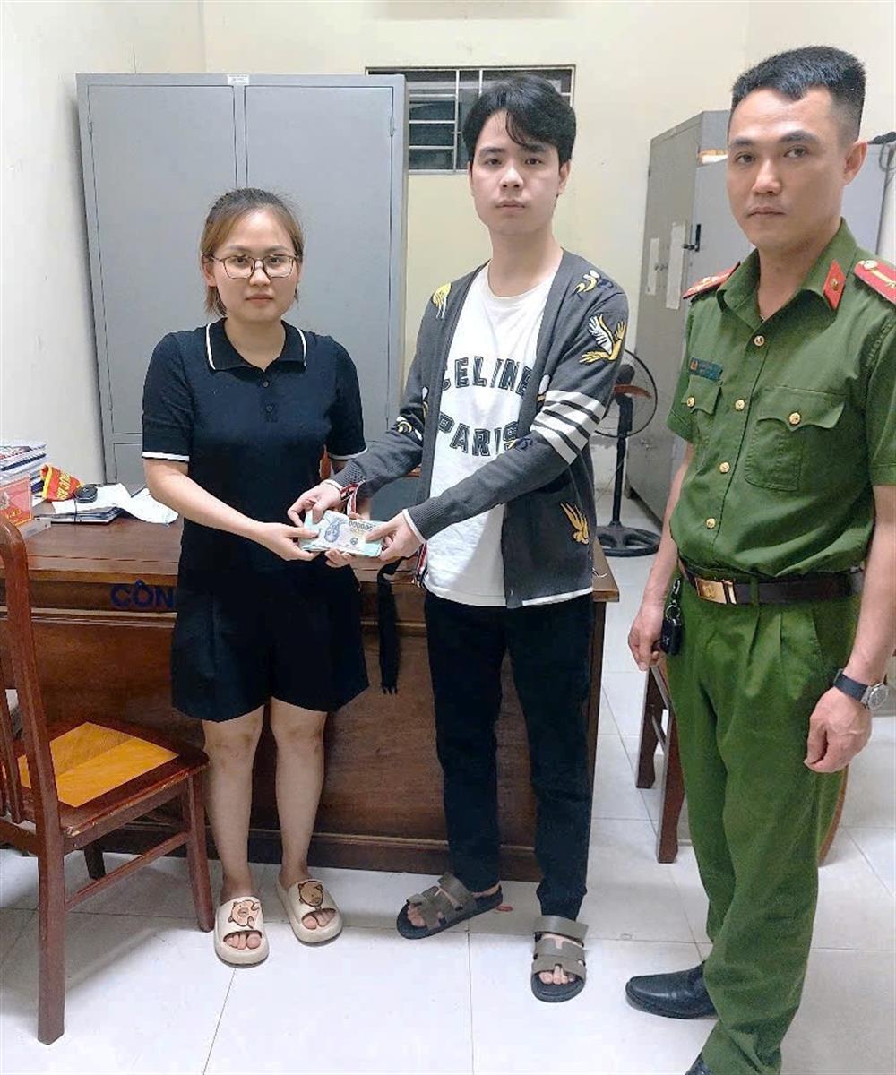 Anh Phạm Khương Duy và đại diện Công an phường Ninh Mỹ trao trả tài sản cho chị Đinh Thị Thư.