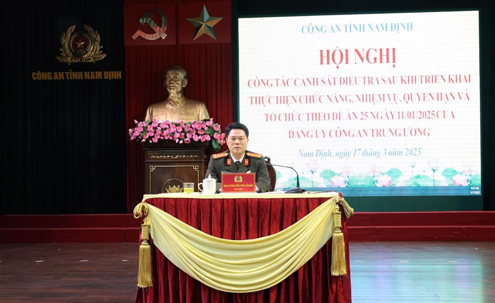 Đại tá Nguyễn Hữu Mạnh, Giám đốc Công an tỉnh chủ trì phần thảo luận.