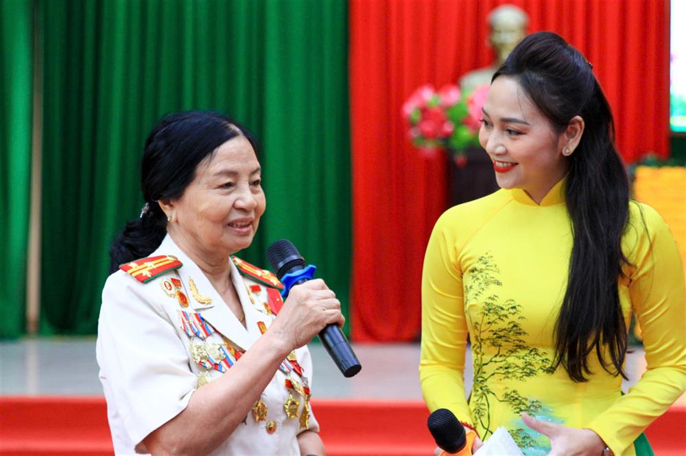 Giao lưu với Anh hùng lực lượng vũ trang nhân dân Lê Thị Minh Hãnh.
