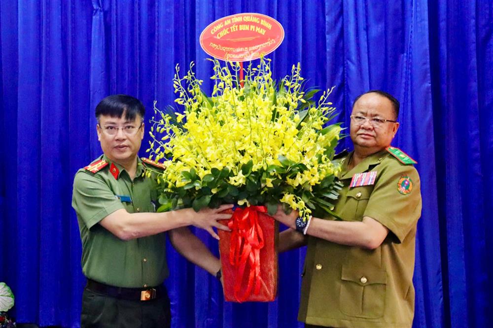 Đại tá Nguyễn Thanh Liêm thăm chúc mừng Tết BunPiMay tại Công an tỉnh Khăm Muồn (Lào).