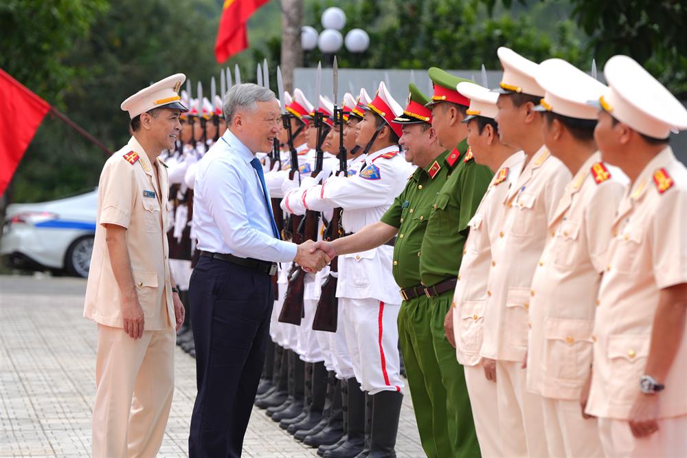 Đồng chí Nguyễn Hòa Bình, Ủy viên Bộ Chính trị, Phó Thủ tướng Thường trực Chính phủ, Chủ tịch Hội đồng Tư vấn đặc xá Trung ương dự Lễ công bố Quyết định đặc xá năm 2025 của Chủ tịch nước tại Trại giam A2.