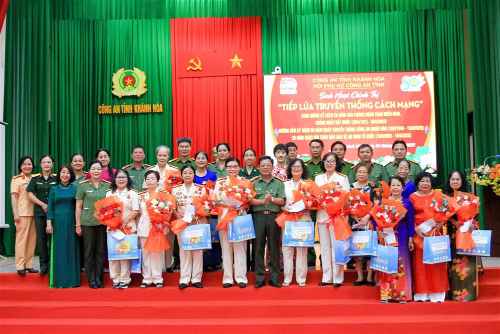 Đại diện Ban Giám đốc Công an tỉnh tặng hoa và quà tri ân các đại biểu.