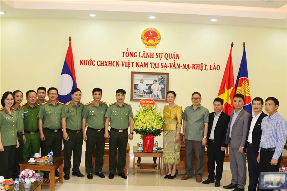 Đoàn công tác đến thăm, chúc Tết tại Tổng Lãnh sự quán Nước Cộng hòa xã hội Chủ nghĩa Việt Nam tại tỉnh Sạ Vẳn Na Khệt.