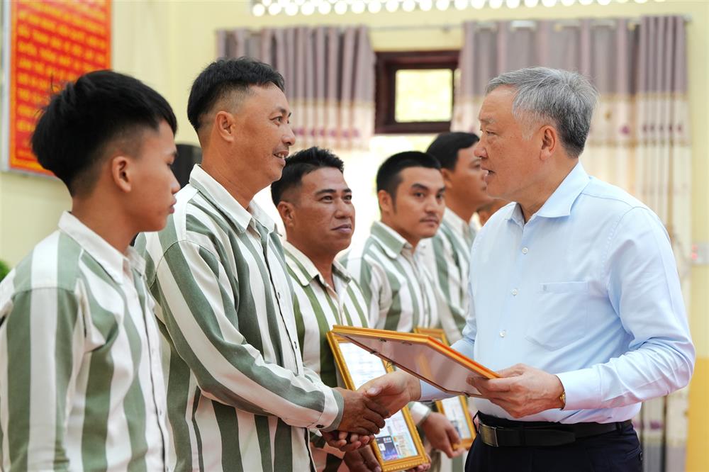 Phó Thủ tướng Thường trực Chính phủ Nguyễn Hòa Bình trao Giấy chứng nhận đặc xá cho các phạm nhân.
