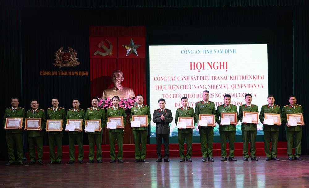 Đại tá Nguyễn Hữu Mạnh, Giám đốc Công an tỉnh trao giấy khen cho những tập thể, cá nhân đạt thành tích xuất sắc trong tham mưu, triển khai thực hiện công tác điều tra theo mô hình tổ chức mới.