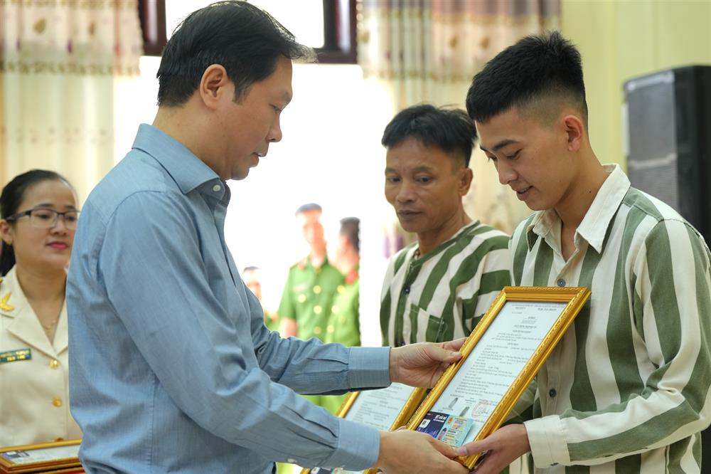 Đồng chí Trịnh Mạnh Linh, Phó Chủ Nhiệm Văn phòng Chính phủ trao Giấy chứng nhận đặc xá cho phạm nhân.