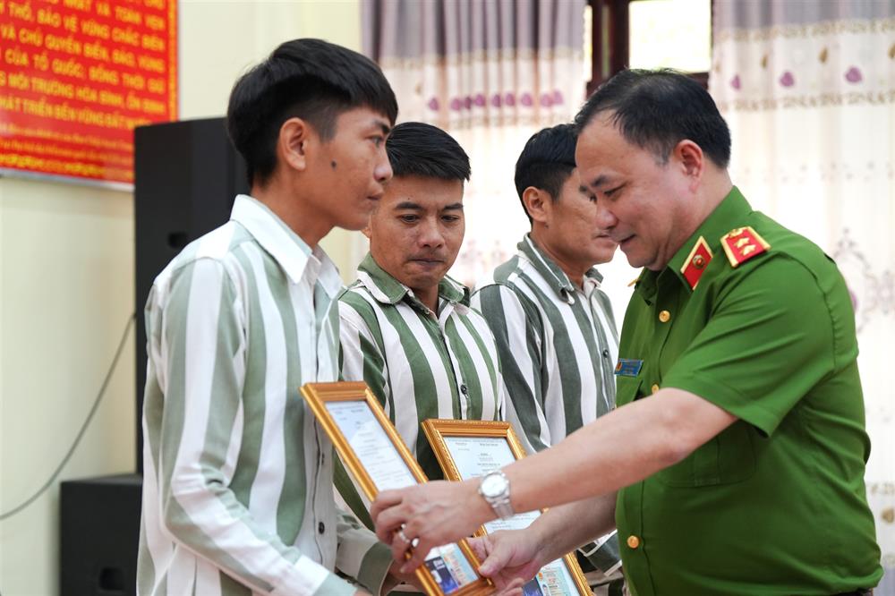 Trung tướng Trần Văn Thiện, Cục trưởng Cục Cảnh sát quản lý Trại giam, Cơ sở giáo dục bắt buộc, Trường giáo dưỡng (Bộ Công an) trao Giấy chứng nhận đặc xá cho phạm nhân.