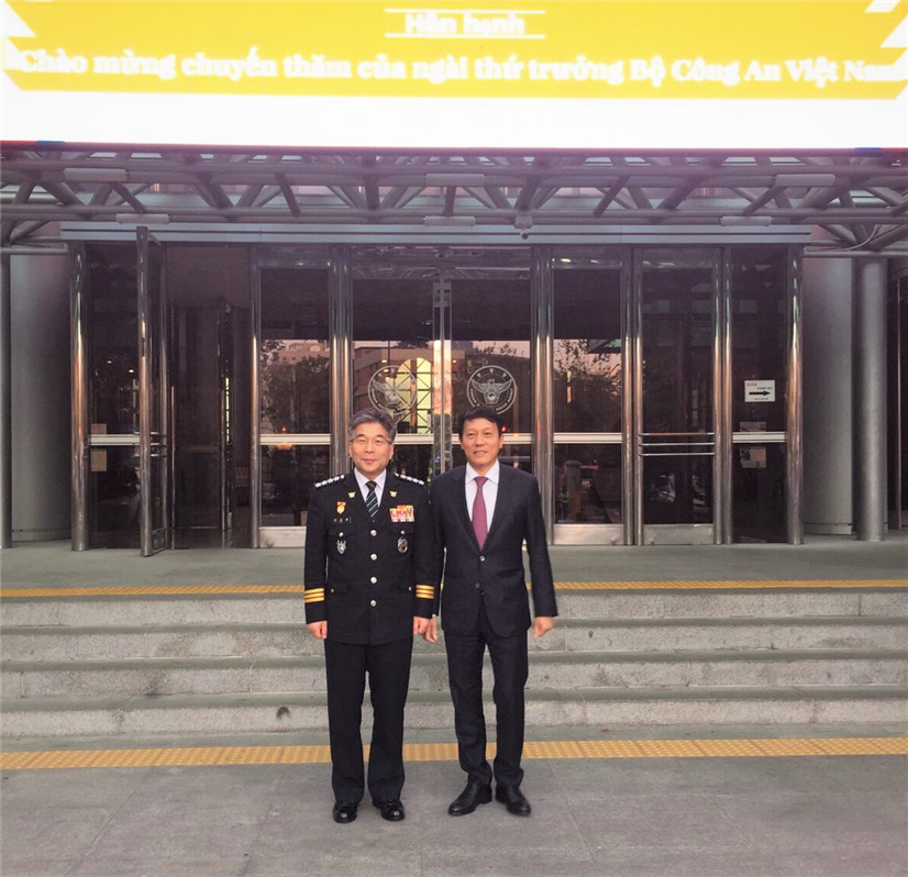 Thứ trưởng Lương Tam Quang; Tư lệnh Cơ quan Cảnh sát Quốc gia Hàn Quốc Min Gap Ryong.