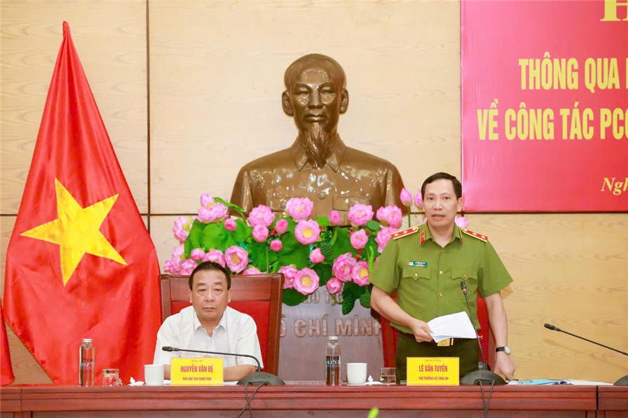Trung tướng Lê Văn Tuyến phát biểu tại Hội nghị.