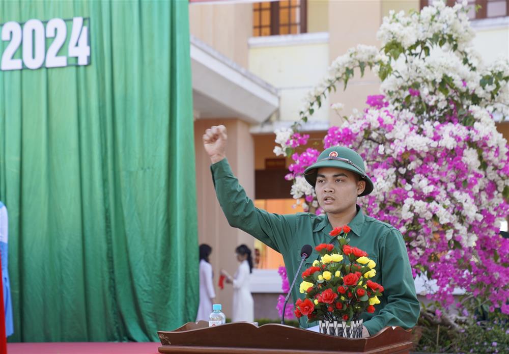 Chiến sĩ Hoàng Phi Anh Vũ đại diện công dân ưu tú lên đường nhập ngũ phát biểu nhận nhiệm vụ.