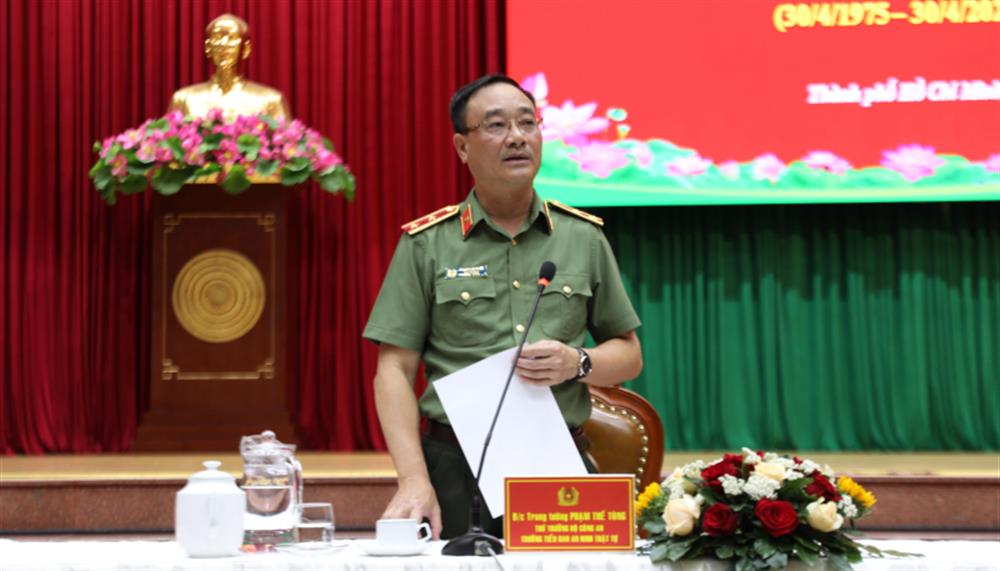Thứ trưởng Phạm Thế Tùng chỉ đạo những nội dung cần hoàn thiện.