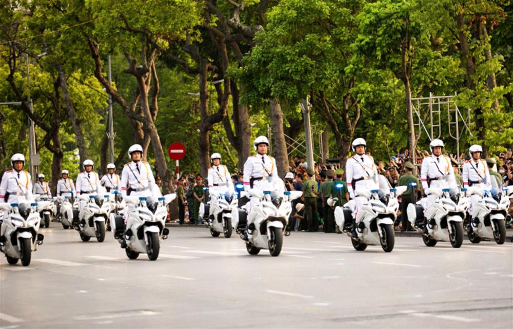 Chương trình biểu diễn biểu dương lực lượng của CBCS Cảnh vệ CAND tại không gian đi bộ hồ Hoàn Kiếm chiều 2/8.