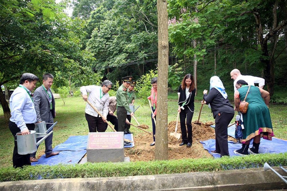 Thứ trưởng Lê Quốc Hùng và các đại biểu trồng cây lưu niệm tại Khu di tích Nha Công an Trung ương.